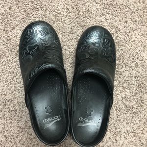 Black embossed dansko clogs
